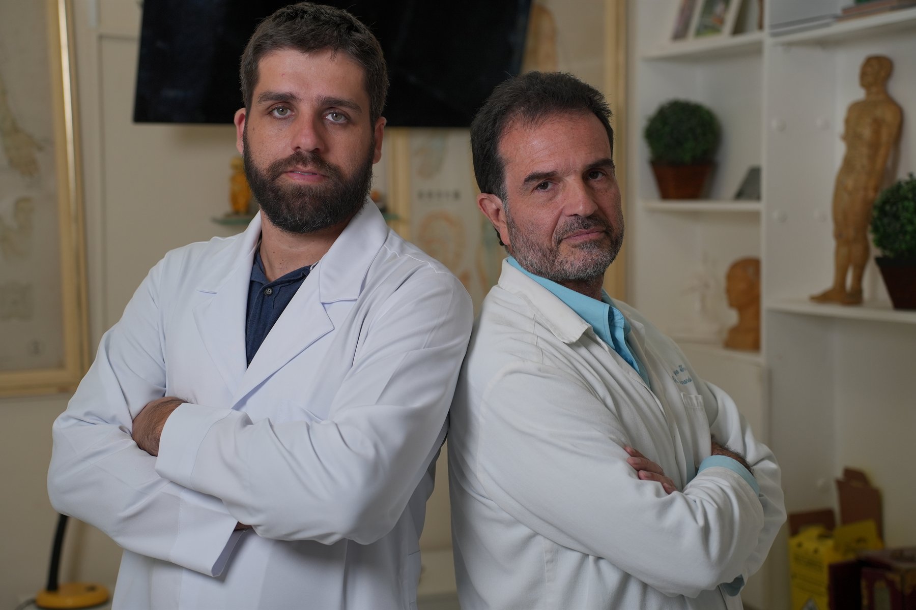 Dr. Rodrigo Damásio e Dr. Fernando Fernandes em consultório
