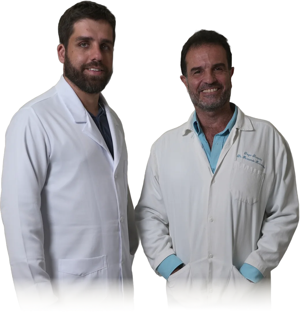 Dr. Rodrigo Damásio e Dr. Fernando Fernandes de jaleco, lado a lado