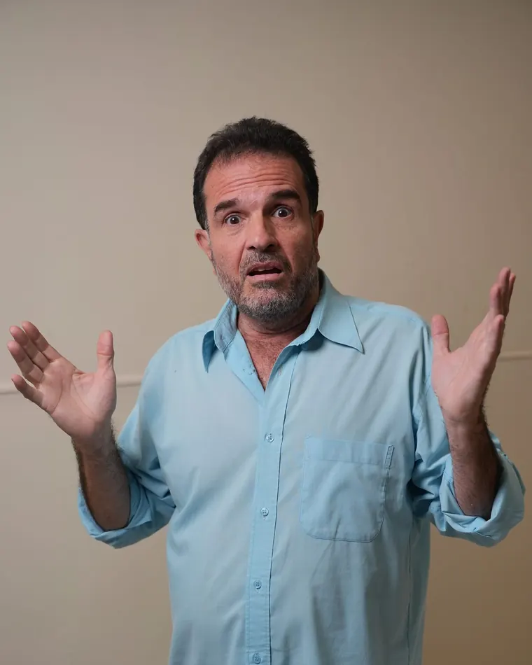 Dr. Fernando Fernandes explicando, com as duas mãos abertas